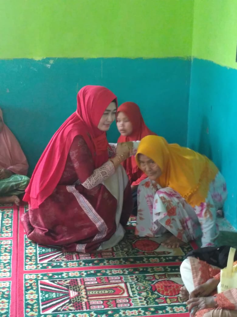 Miradelima saat kunjungi Jamaah Wirid Yasin dan warga