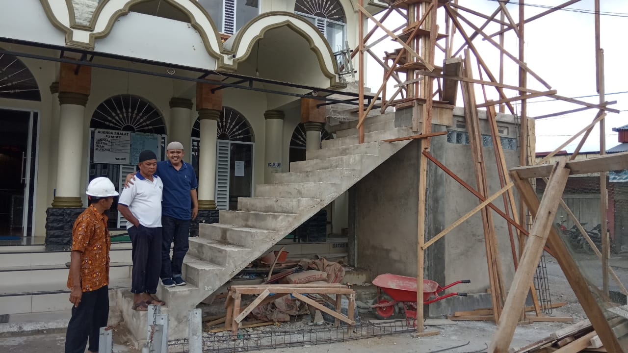 Pembangunan tangga lantai dua Masjid Raya Pasar Muara Labuh saat ditinjau pengurus