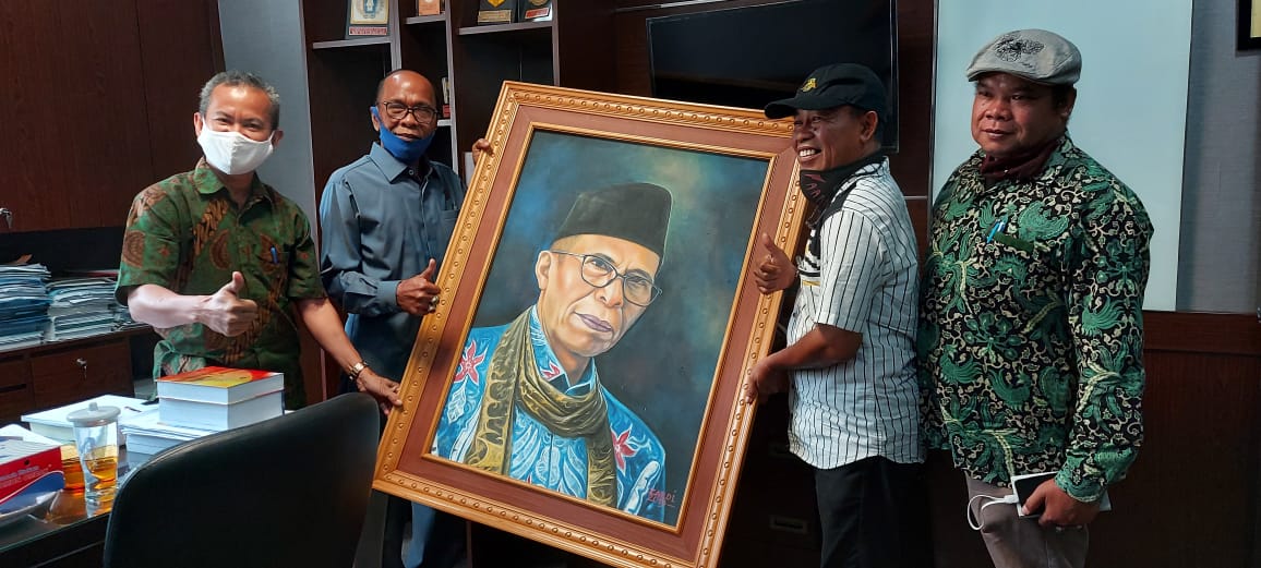 Anggota DPRD Sumbar, HM. Nurnas, menerima lukisan dirinya dari sejumlah seniman di ruang kerjanya, Kamis (16/7/2020). Foto kiriman Zardi.