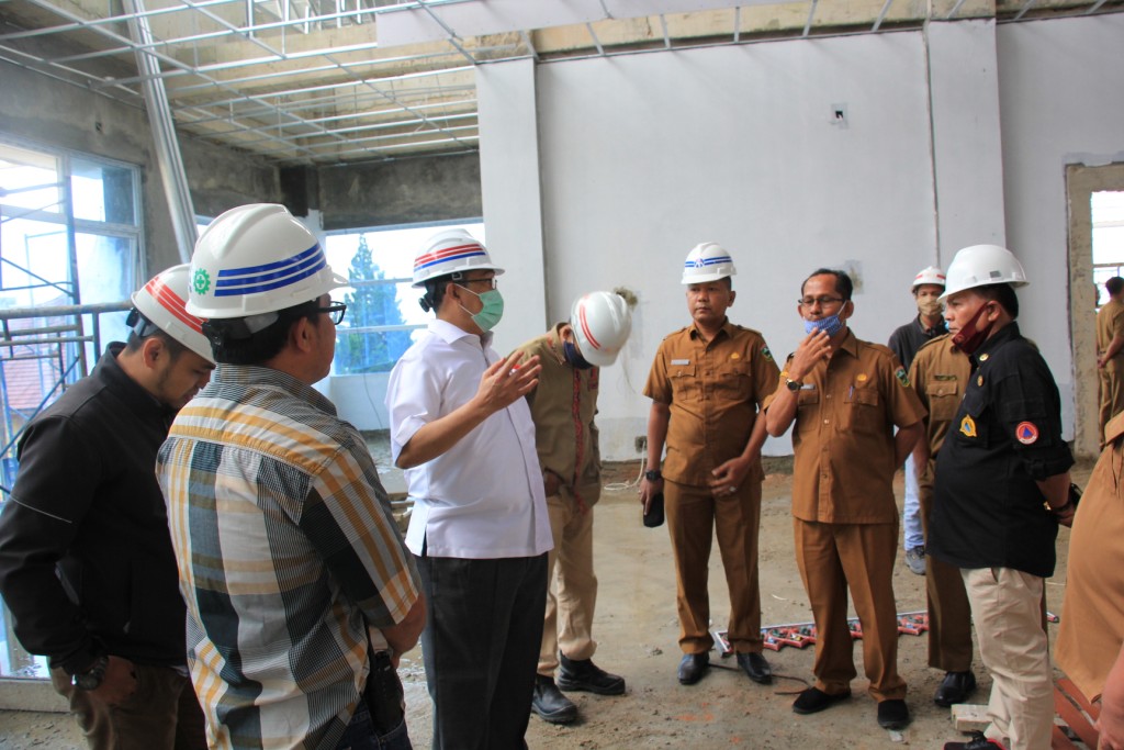 Bupati Solok Gusmal ketika meninjau Gedung Sekretariat Daerah yang hampir rampung