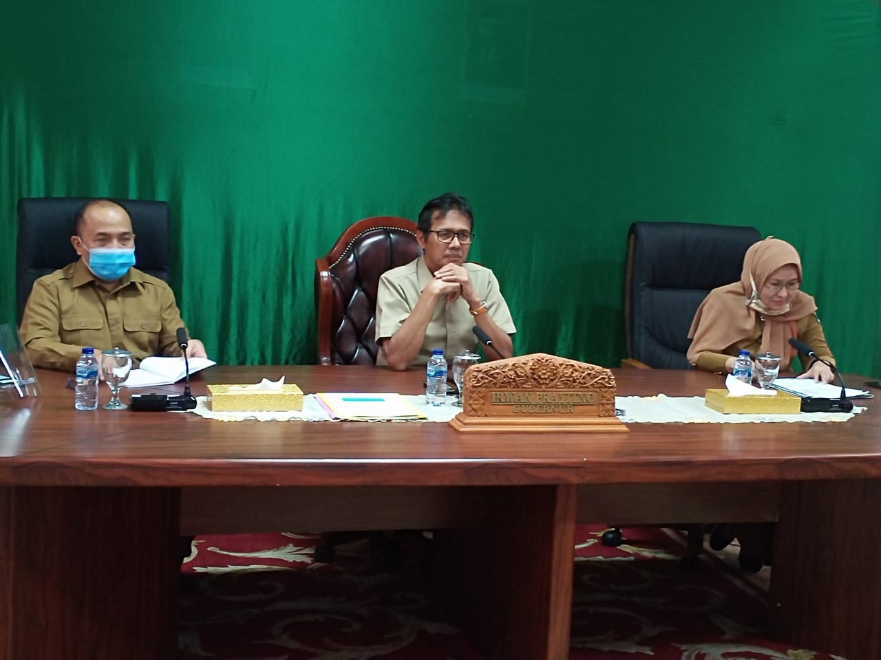 Gubernur Sumbar, Irwan Prayitno dan jajaran pemprov mengadakan FGD membahas kondisi 5 danau di Sumbar, di ruang kerjanya, Selasa (21/7/2020).