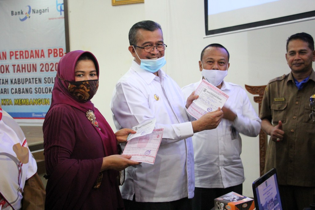 Bupati Solok Gusmal memperlihatkan SPPT PBB tahunan bukti lunas