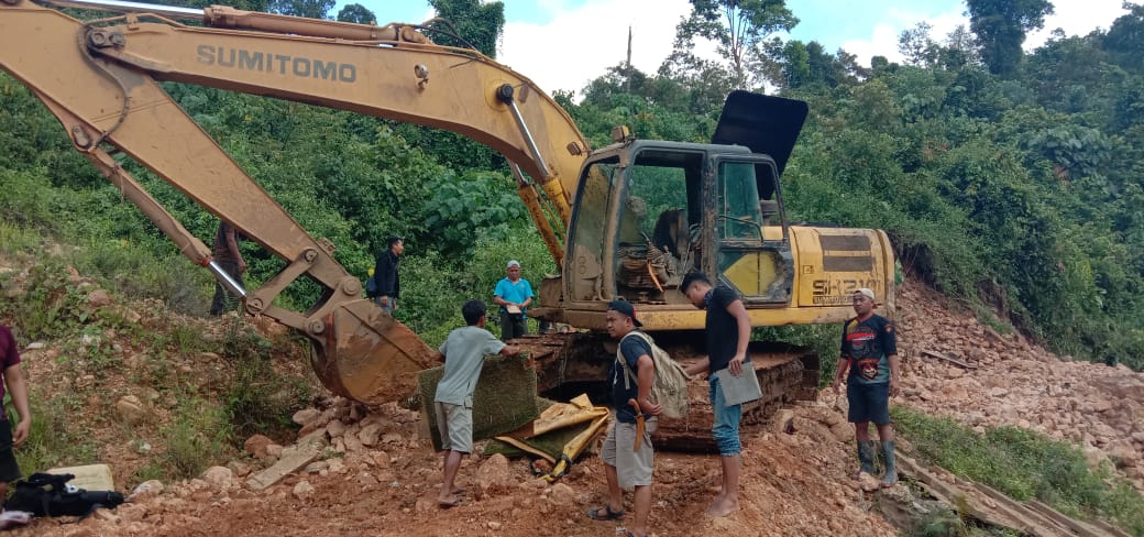 Tim Reskrim Polres Solok Selatan saat melakukan penangkapan alat berat di lokasi tambang, Jorong Sungai Buluh Nagari Lubuk Ulang Aling Selatan