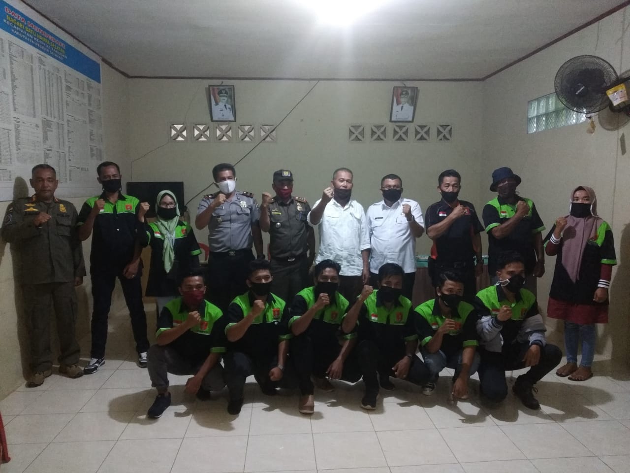 Satgas Covid 19 Nagari Batu Hampar Selatan, foto bersama dengan tim BPBD dan Satpol PP & Damkar Pessel.