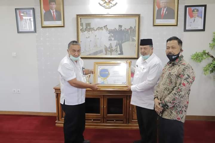 Walikota Solok Zul Elfian terima Penghargaan BPS yang diserahkan Kepala BPS Kota Solok Amperianto