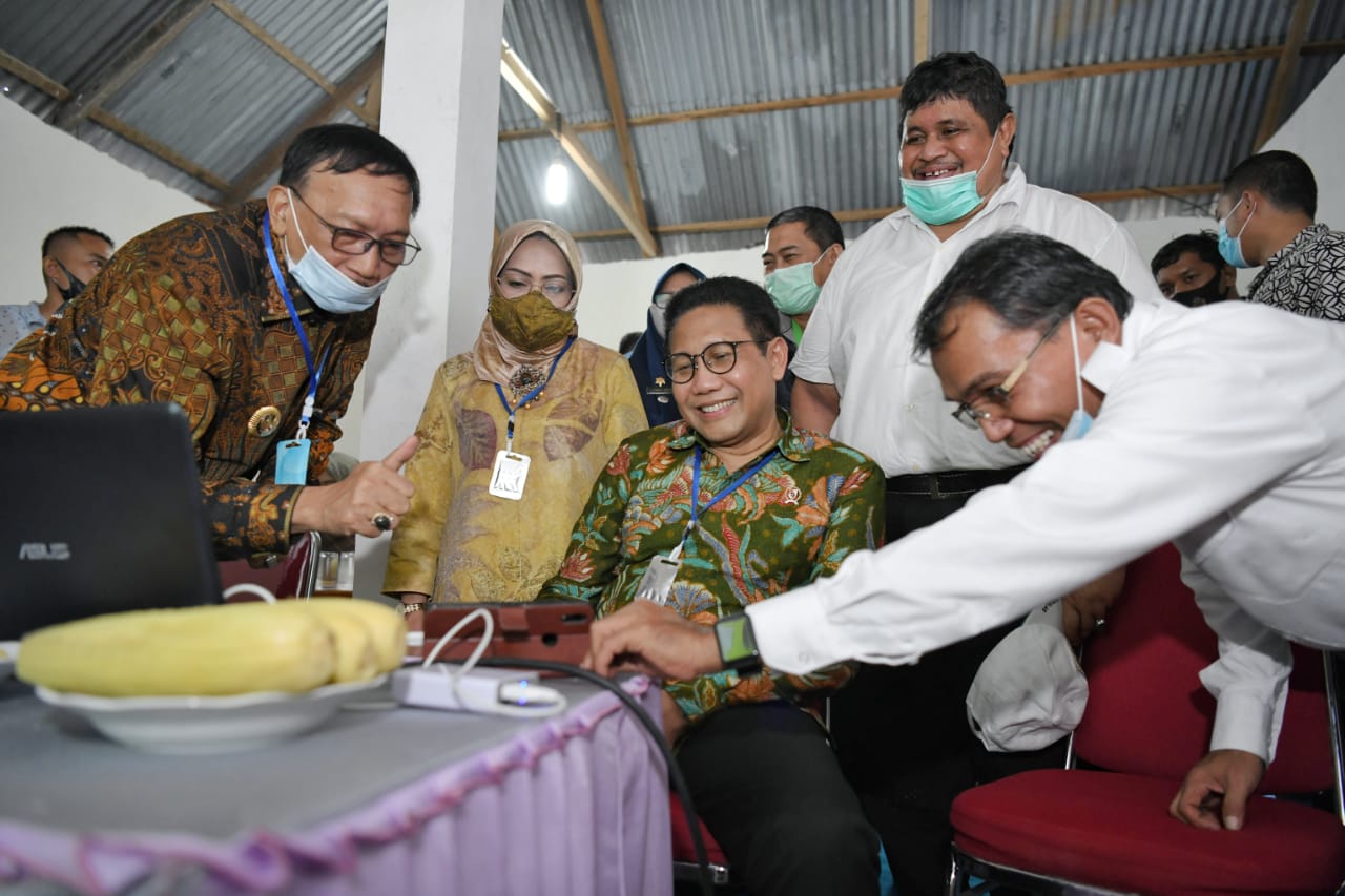 Menteri Desa PDTT Abdul Halim Iskandar, melakukan video conference dengan rektor Unand berkaitan dengan KoBeDa Kampus Nagari di Sungai Pulai Silaut.