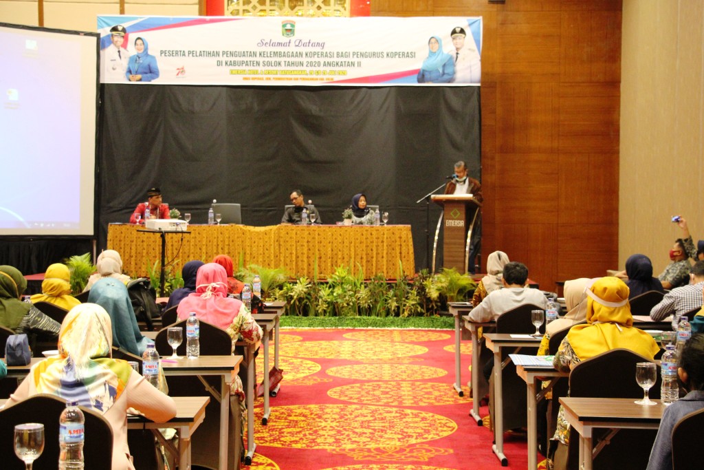 Bupati Solok Gusmal di hadapan peserta pelatihan