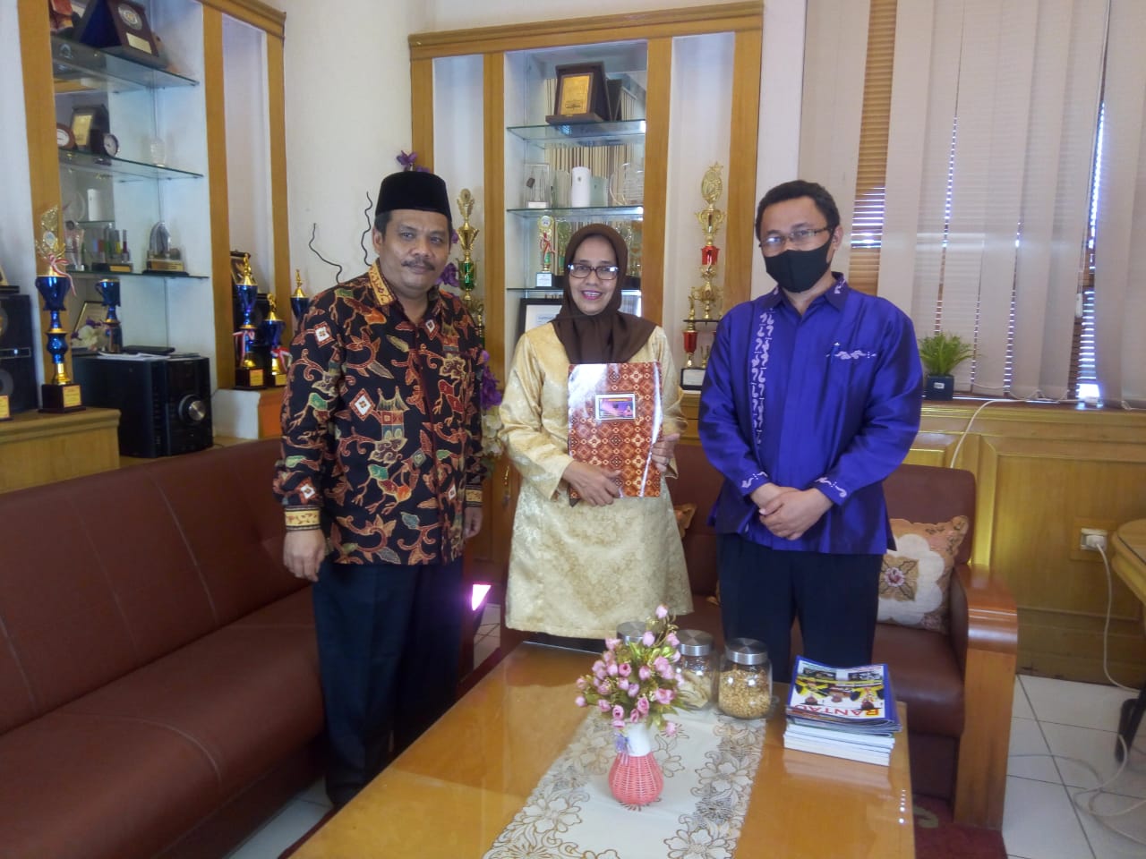 Foto Bersama Usai Penandatanganan Kerjasama FBS UNP dengan Sanggar Permata Hati