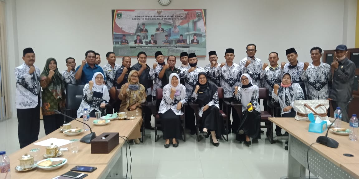 Pengurus PGRI Sijunjung bersama sejumlah anggota DPRD setempat