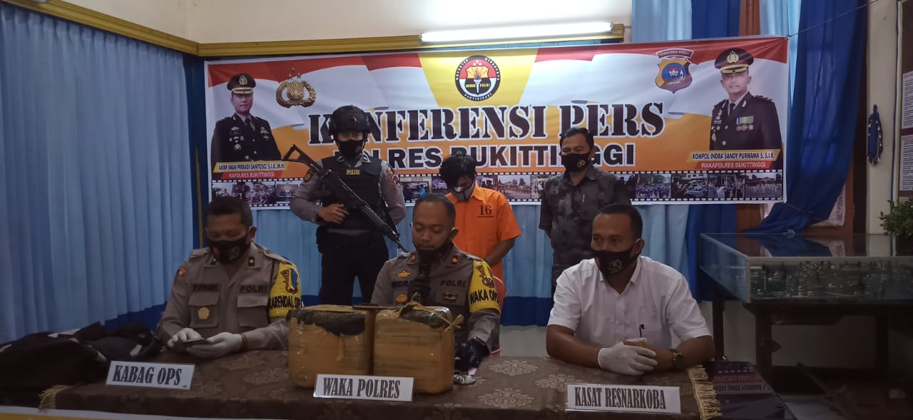 Wakapolres Bukittinggi saat jumpa pers