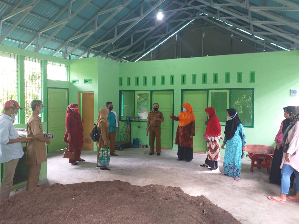 Ny Henny Riza Falepi launching bank sampah