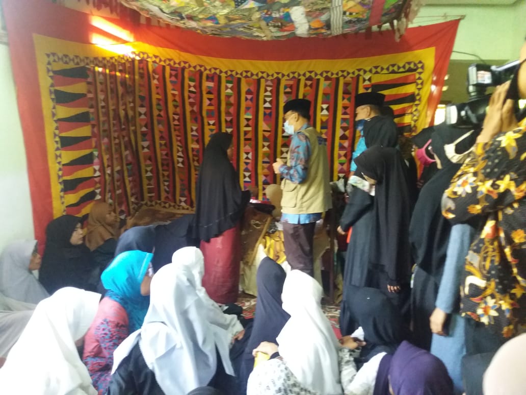 Hendrajoni saat di rumah duka, alm Zamzainir