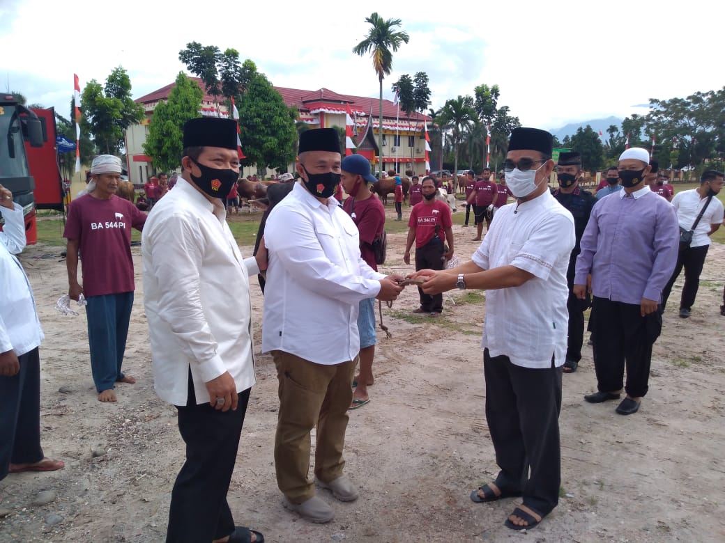 Wakapolda Sumbar, Brigjen Pol. Edi Mardianto, menyerahkan sapi qurban kepada Ketua PWI Sumbar, Heranof Firdaus, disaksikan Kapolda Sumbar, seuai shalat Idul Adha 1441 H, di halaman masjid Al Falah, Mako Brimob Polda, Jumat (31/7/2020).