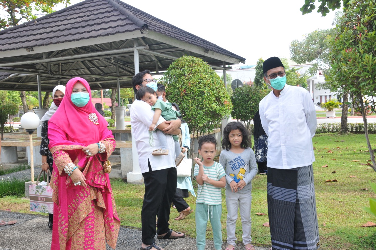 Gubernur Sumbar, Irwan Prayitno dan istri bersama keluarga menyaksikan pelaksanaan penyembelihan hewan qurban di halaman gubernuran, Jumat (31/7/2020). Foto Biro Humas Setda Sumbar. 