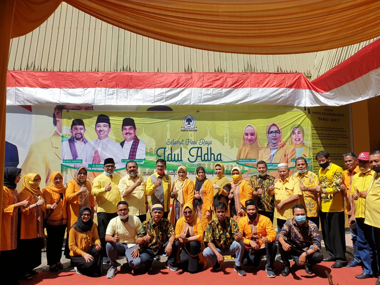 Ketua DPD Golkar Provinsi Sumbar H. Khairunnas foto bersama jajaran pengurus DPD Golkar Sumbar menandai pelaksanaan kurban di kantor partai berlambang pohon Beringin itu.