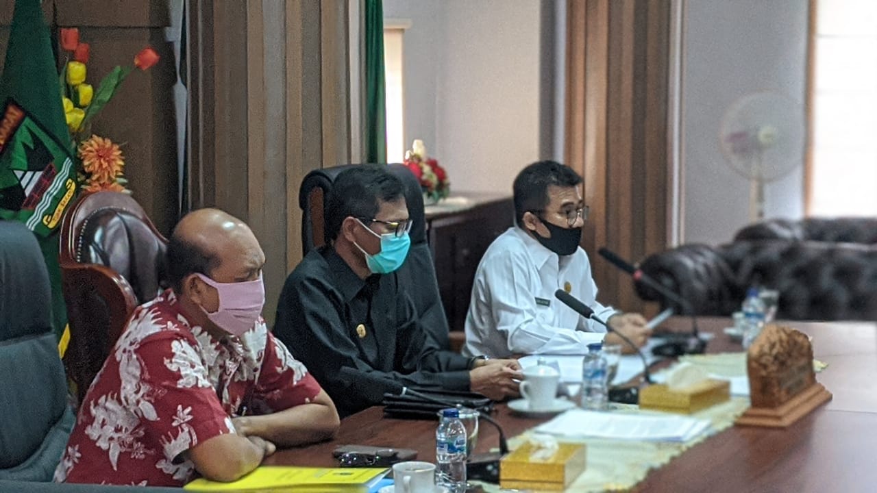 Gubernur Sumbar, Irwan Prayitno, dalam Rapat Terbatas dengan para Rektor dan Kepala Sekolah didampingi Kadinas Pendidikan, Kabid PSMA, Rabu (5/8/2020).