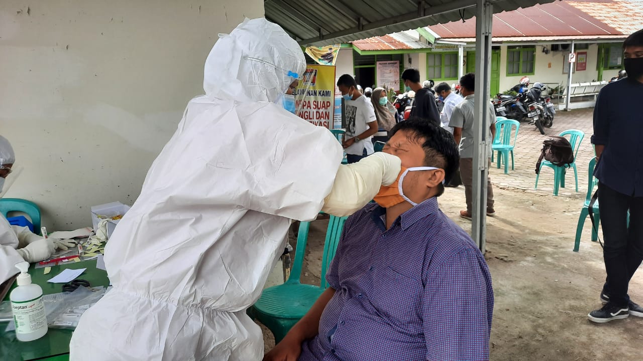 Tes swab dan penyemprotan disinfektan di lingungan karyawan dan kantor pemprov Sumbar, dilakukan secara masif, Kamis (6/8/2020). Foto Biro Humas Setdaprov Sumbar.