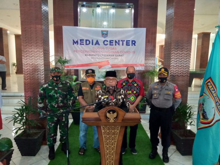 Bupati Pasaman Barat, Yulianto, memberikan Keterangan Pers, Jumat (7/8/2020).