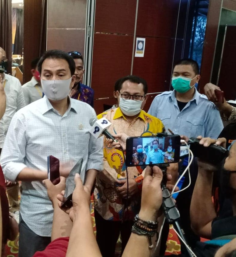 Wakil Ketua DPR.RI Aziz Syamsuddin dan Ketua Umum SMSI Firdaus memberikan keterangan pers tentang Bintek Siberindo.co di Tangerang.