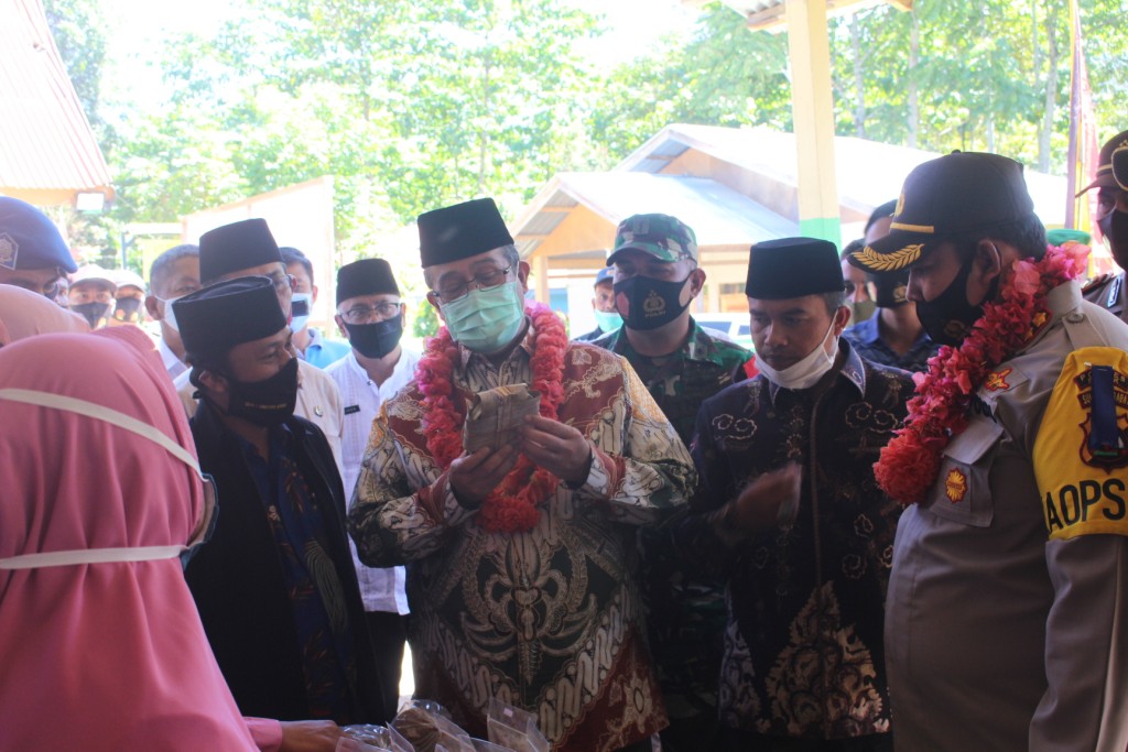 Bupati Solok H. Gusmal ketika meninjau produk UMKM Talang Babungo