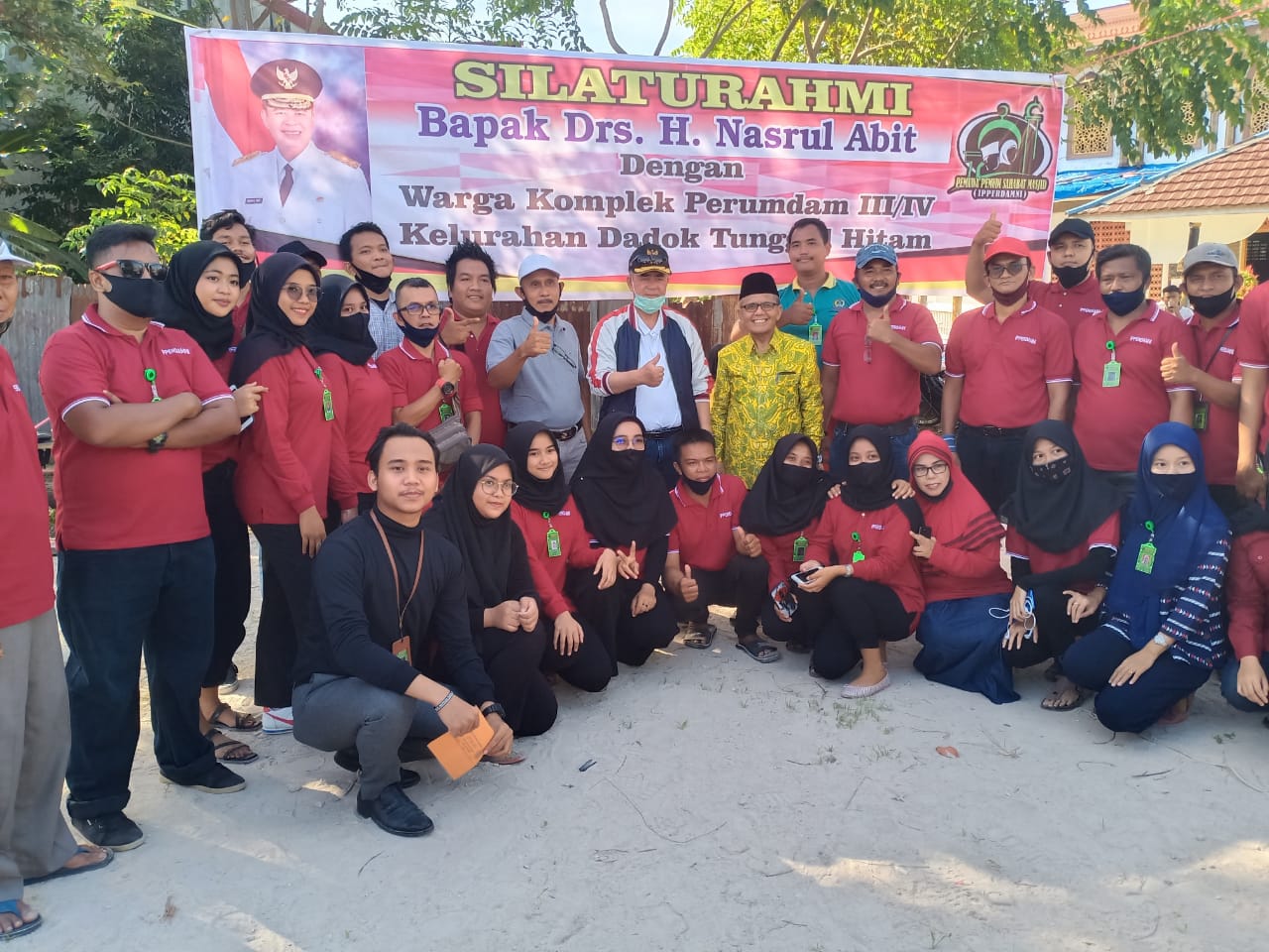 Wakil Gubernur Sumbar, Nasrul Abit, bersama warga dan pemuda Perumdam III/IV, Dadok, Tunggul Hitam, Padang, Sabtu (8/8/2020). Foto Biro Humas Setdaprov Sumbar.  