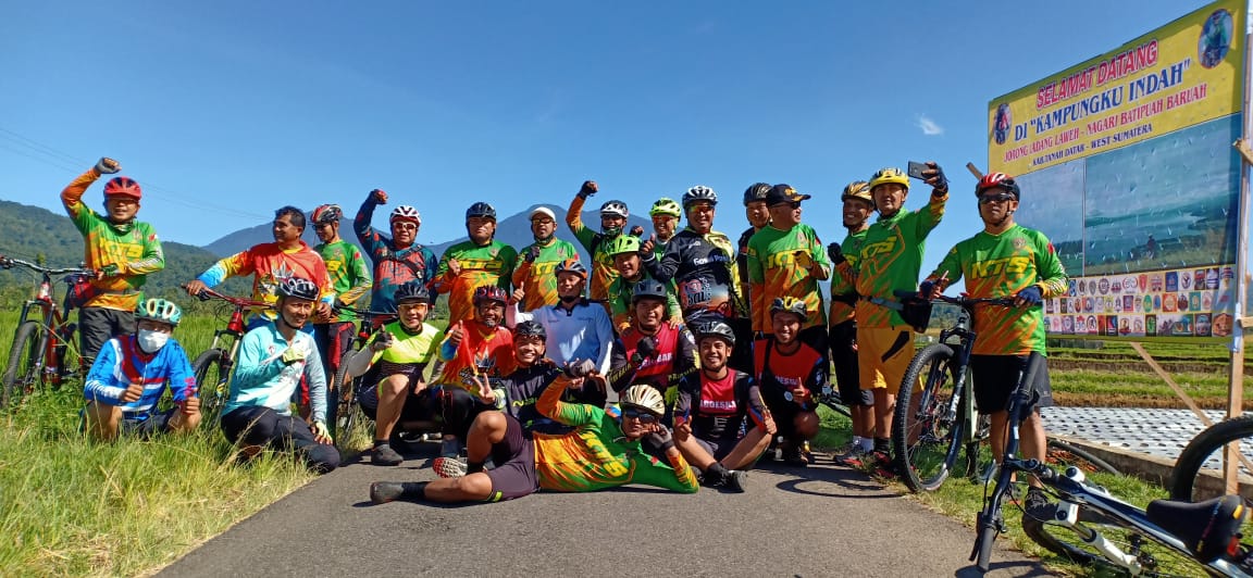Kabid Olah Raga Jimmy foto bersama peserta dari dari komunitas KTS