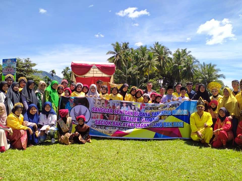 Yulius Erita bersama para anggota sanggar seni budaya Tanjung Medan