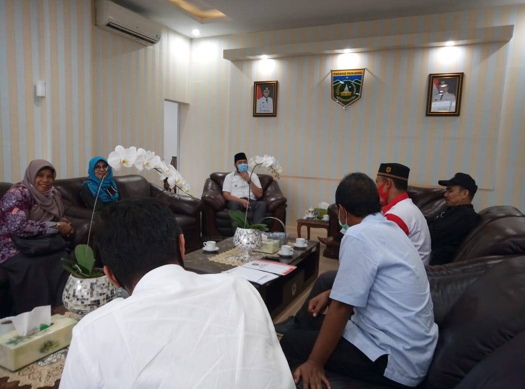 Walikota, Fadly Amran, bersama pengurus FKPT Sumbar di ruang kerja Walikota Padang Panjang, Rabu (12/8/2020).