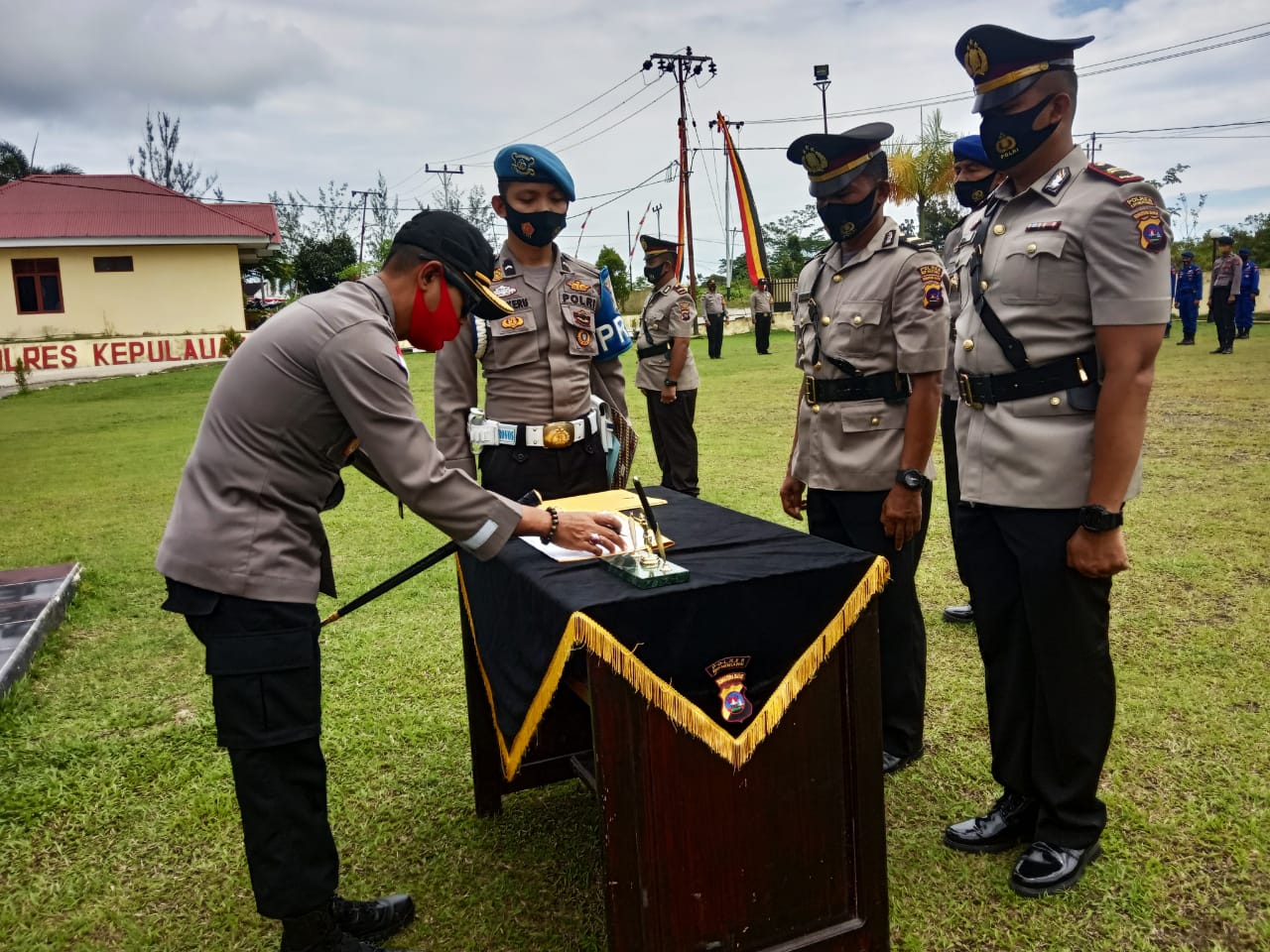 Kapolres Kepulauan Mentawai AKBP Dody Prawiranegara SIK,MH memimpin  upacara pelantikan dan sertijab Kapolsek Muara Sibeurut, Kasat Narkoba serta Kasat Pol Air Mentawai, Kamis  (13/08/2020). 