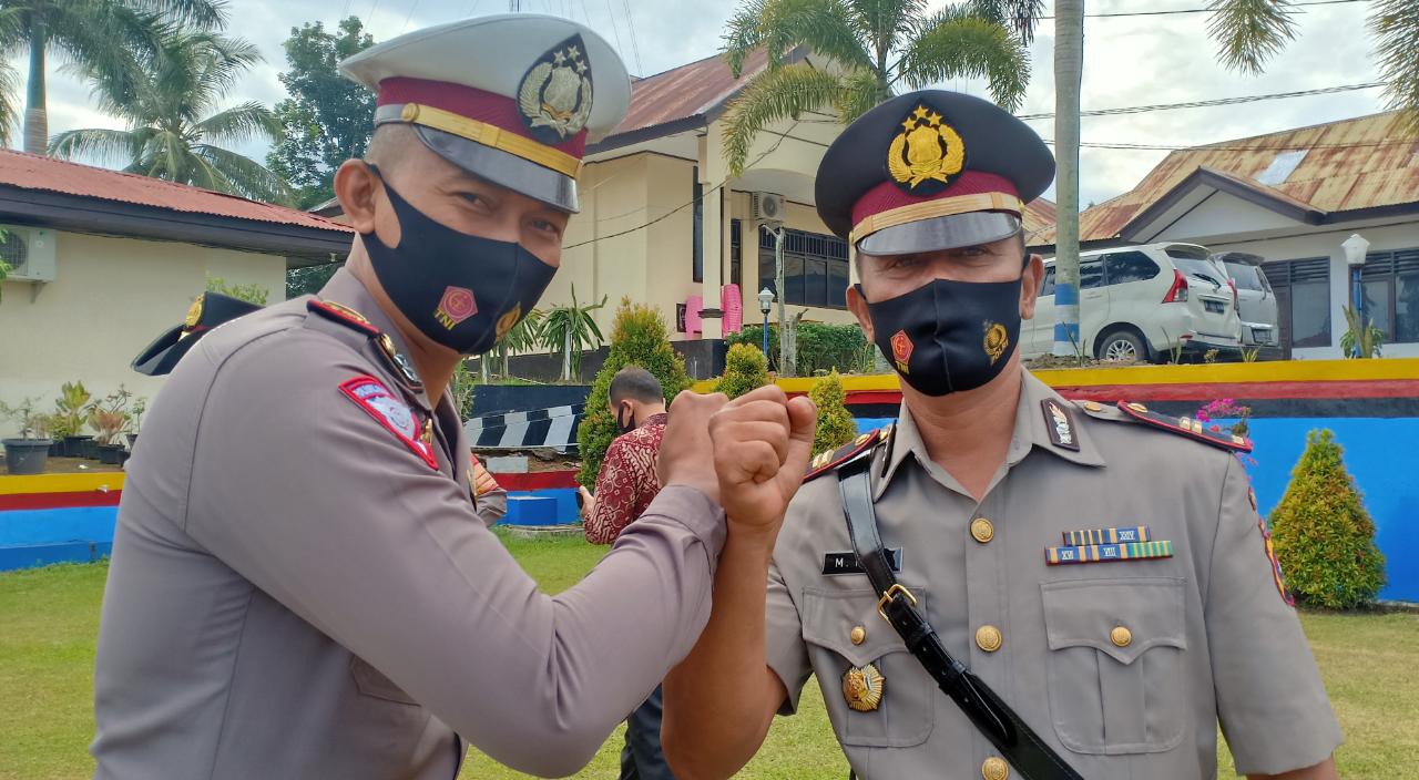 Salam komando, Iptu M Nasir (kiri) dengan Ipda Ridho