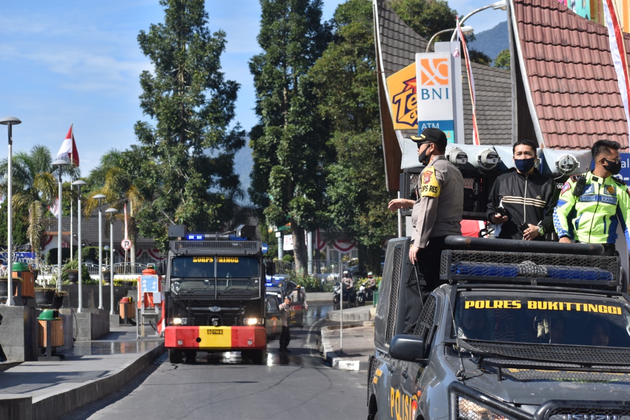 Dengan menggunakan Mobil Penerangan Dalmas, personil Polres Bukittinggi memberikan himbauan kepada masyarakat untuk mematuhi protokol kesehatan dan mencegah Covid-19.