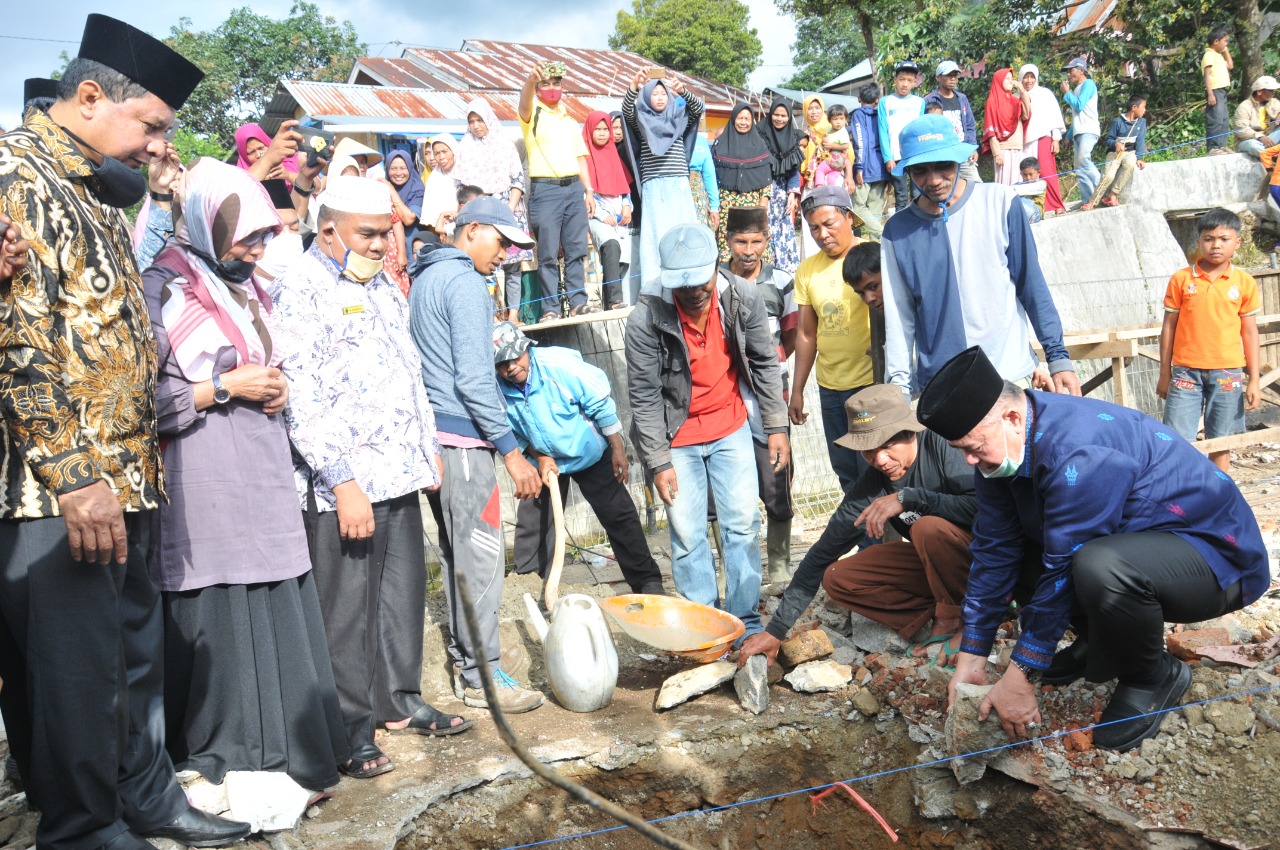 Wagub Sumbar, Nasrul Abit, meletakkan batu pertama pembangunan masjid Taqwa, Taratak Baru, Kab. Solok, Sabtu (15/8/2020).