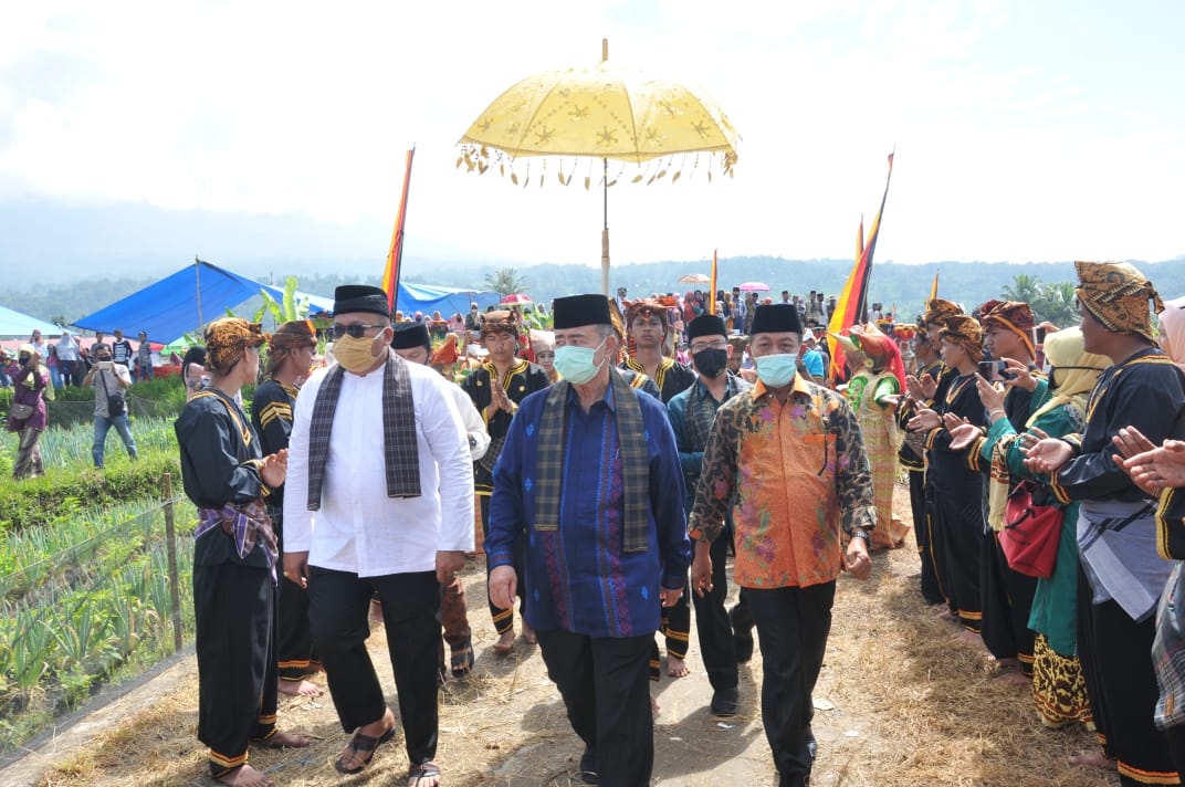 Wagub Nasrul Abit, membuka secara resmi Festival Budaya Batipuh, Kab. Tanah Datar, Sabtu (15/8/2020).