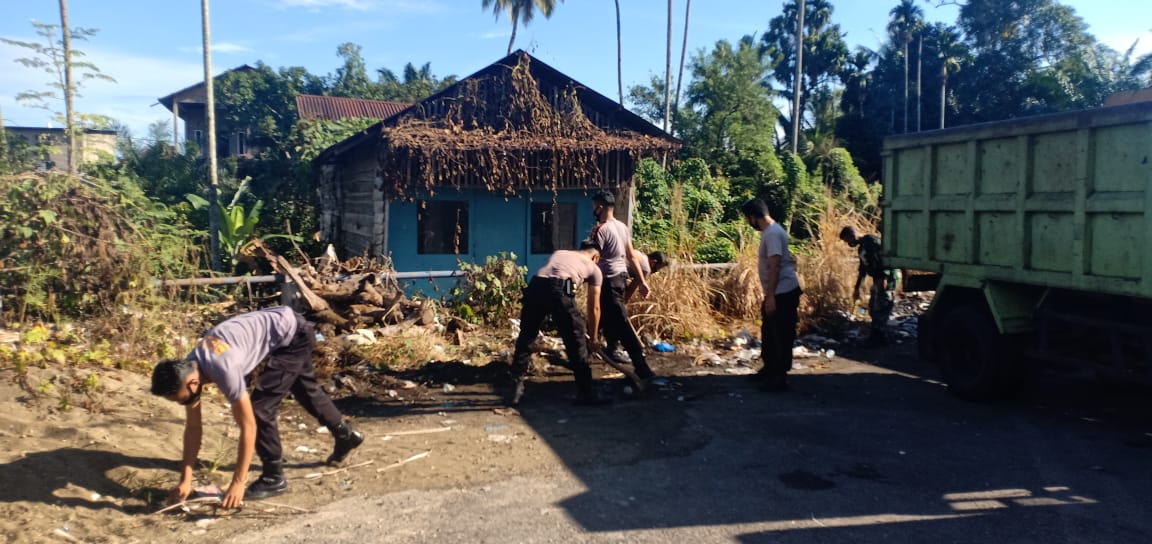 Jajaran Polres Pasbar laksanakan bakti sosial di Terminal Bus Simpang Empat