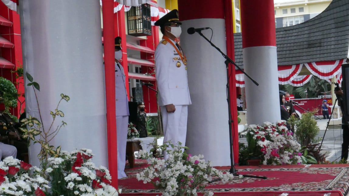 Upacara pengibaran bendera merah putih dalam rangka peringatan HUT RI di kantor gubernur Sumbar