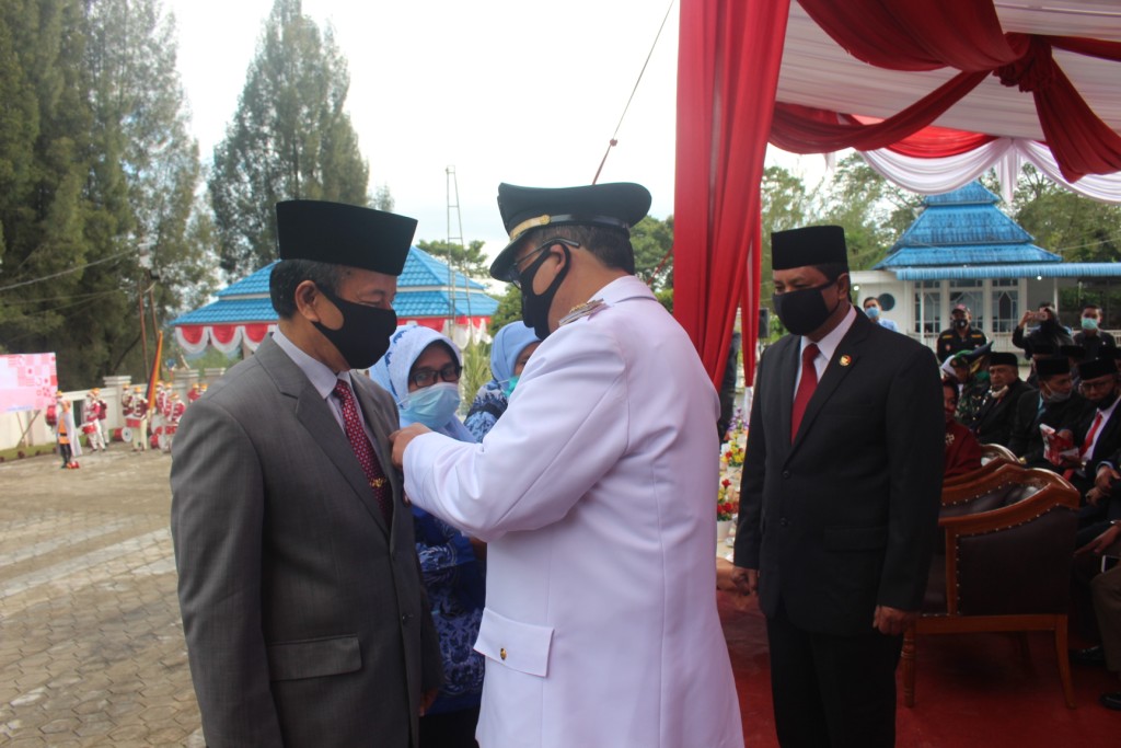 Bupati Solok Gusmal menyematkan Satya Lencana 30 tahun kepada Aswirman Sekda Kab Solok