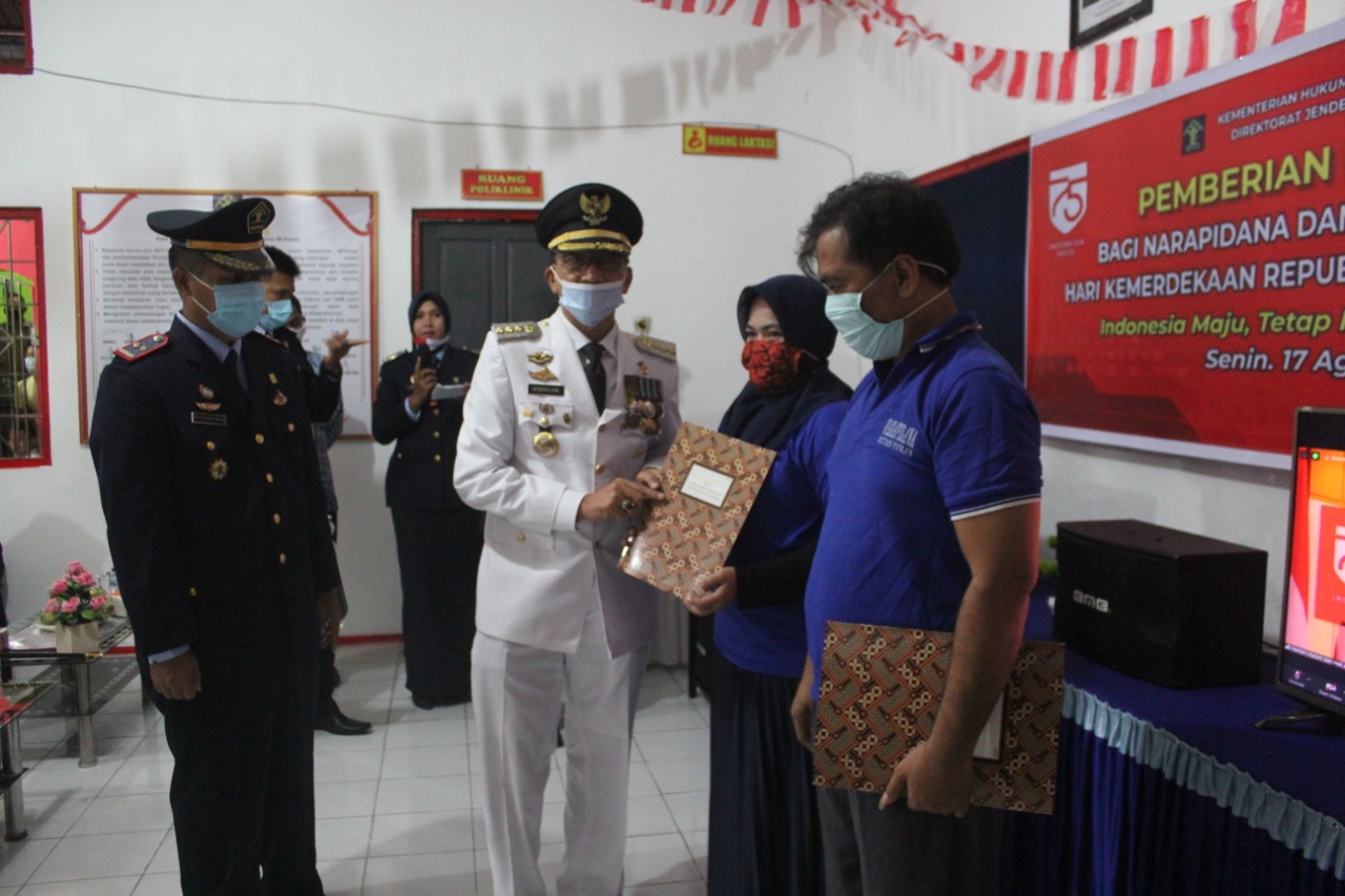 Bupati Pesisir Selatan Hendrajoni serahkan SK Remisi kepada 35 Narapidana Rutan kelas IIB Painan