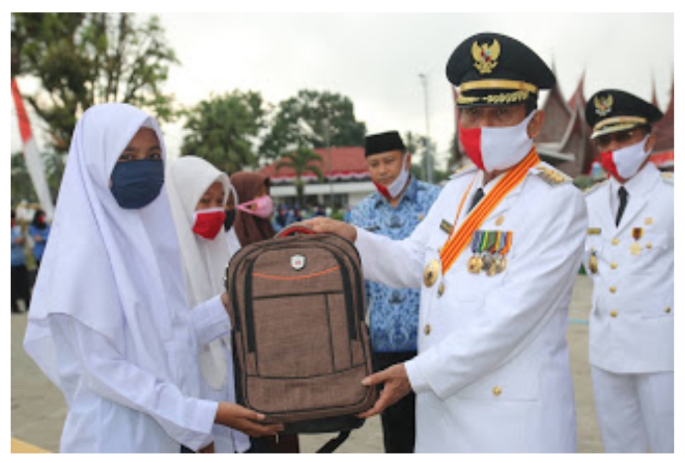 Bupati Sijunjung Yuswir Arifin serahkan peralatan sekolah kepada anak kurang mampu