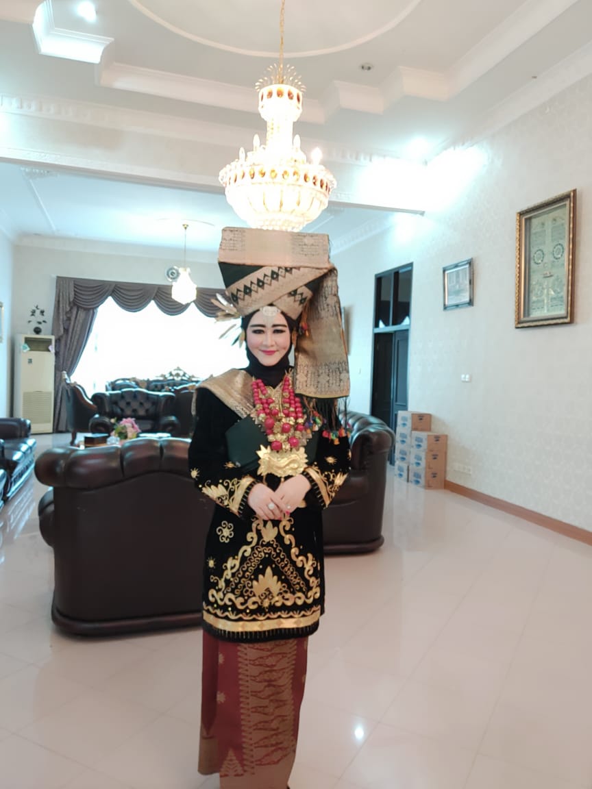 Ny. Lisda Hendrajoni