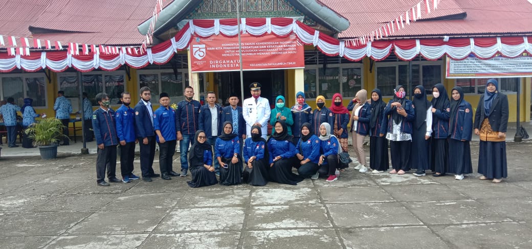 Camat Payakumbuh Timur Irwan Suwandi foto bersama karang taruna
