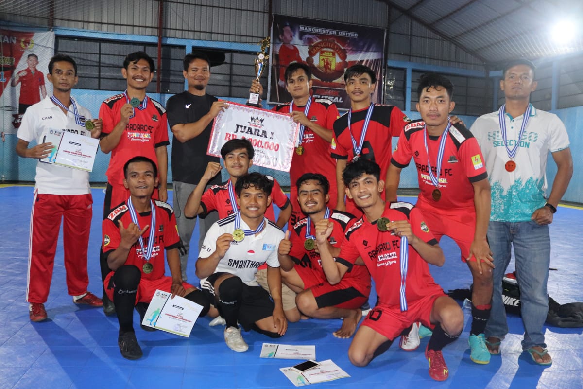 Penyerahan hadiah turnamen futsal Karang Taruna Koto Baru Cup I diserahkan oleh ketua KONI Solsel Rengga Husada.