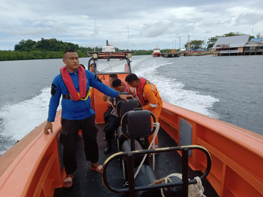 Proses Evakuasi longboat oleh Tim SAR Mentawai di Pimpin Akmal, S. Sos