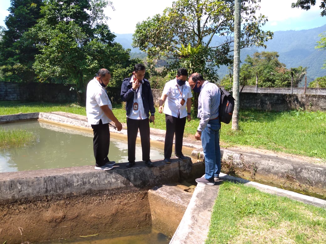 Guru Besar Fakultas Perikanan dan Kelautan UBH Prof Dr. Hafrijal Sandri, MS bersama  Tim Konservasi Ikan Bilih PT Semen Padang meninjau kolam area pemijahan ikan bilih yang telah selesai dibangun.