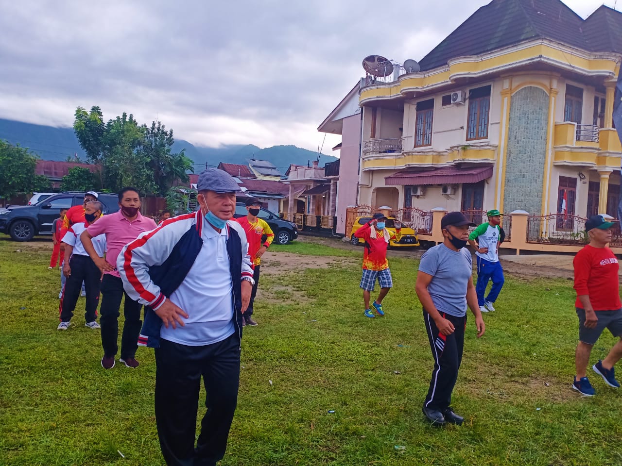 Wagub Nasrul Abit, senam Minggu pagi bersama warga Komplek Polda Sumbar, Balai Baru, Padang, Minggu (23/8/2020).