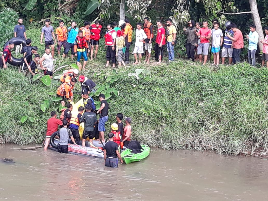 Tim Gabungan tengah mengevakuasi jazad korban.