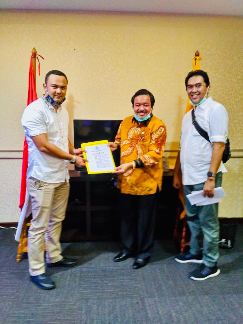 Benny Dwipa Yuswir menerima SK dari DPP Golkar di Jakarta