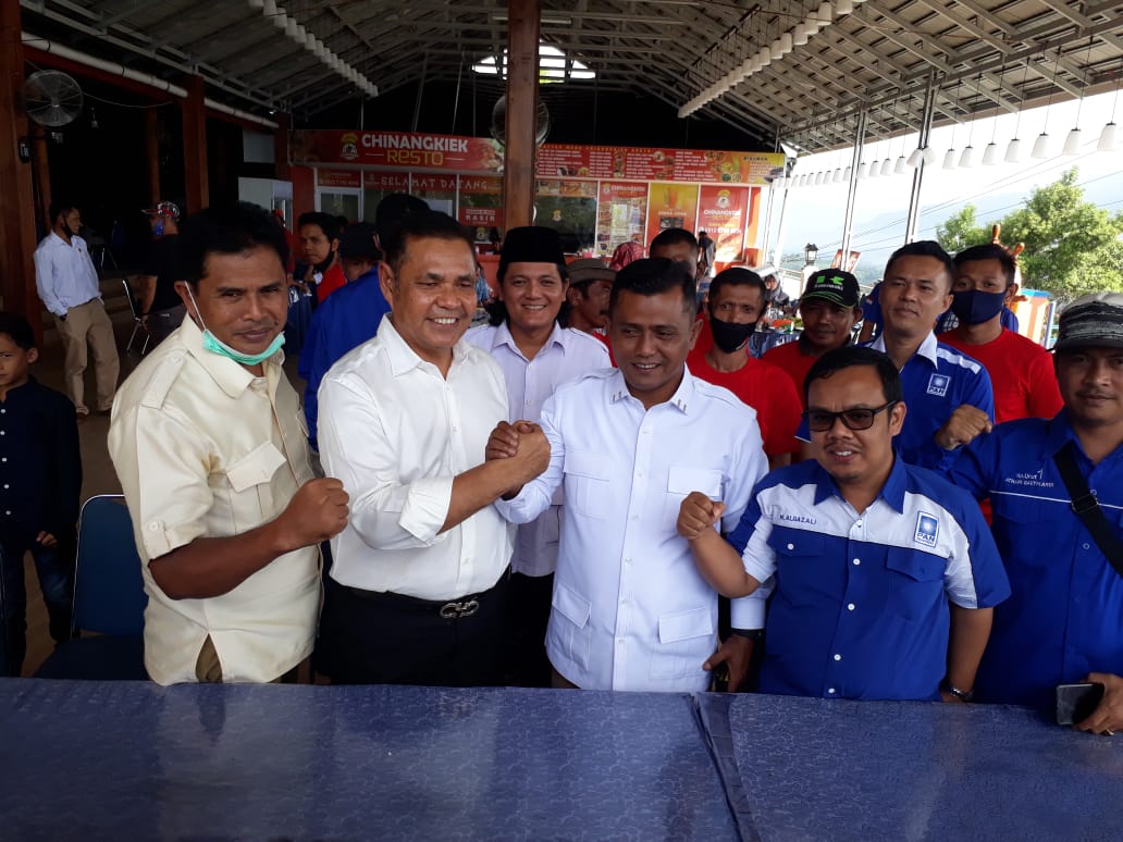 Pasangan Epyardi Asda dan Jon Firman Pandu seusai deklarasi