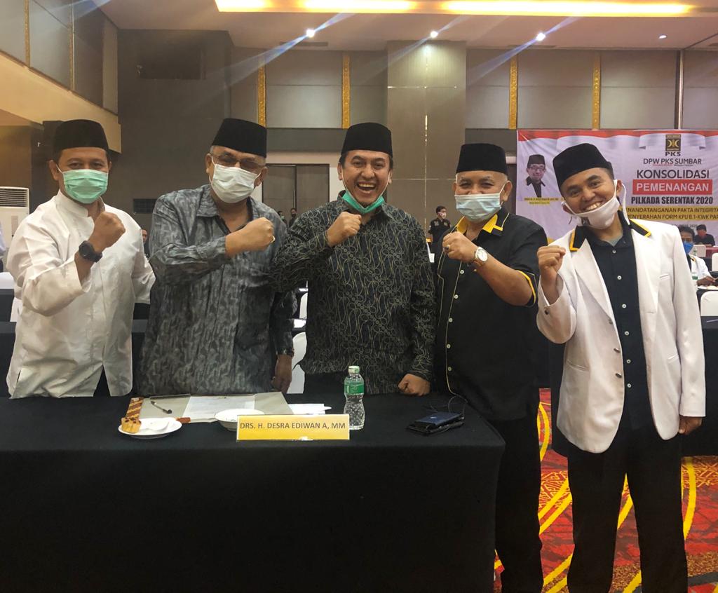 Nosa Eka Nanda (kiri), bersama Desra-Adli (tengah)