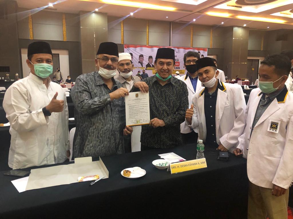 Drs H Desra Ediwan Anantanur, MM dan Dr Adli, SE M.Si memperlihatkan SK paslon dari PKS
