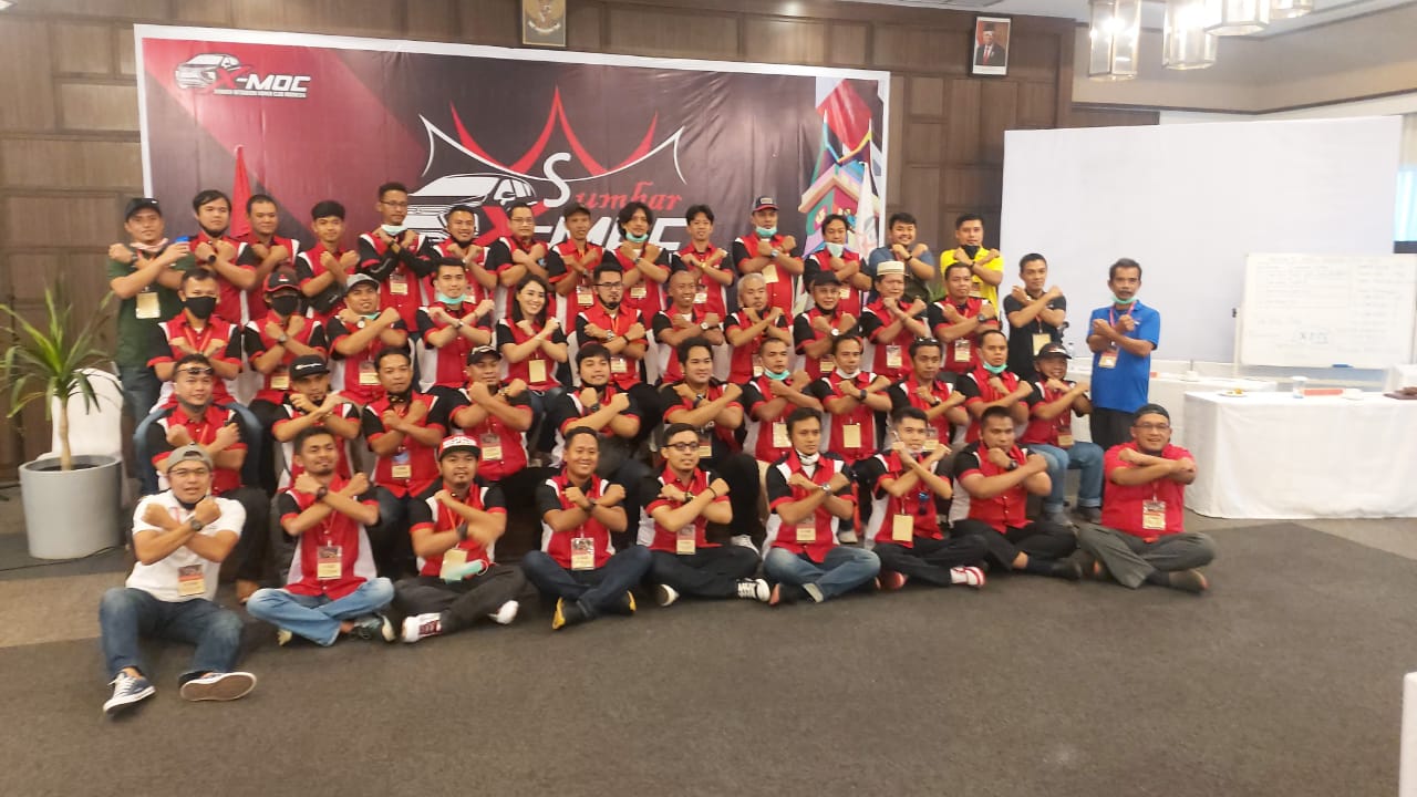 Anggota X-MOC Sumbar, foto bersama pada Musda 2020 di Balcon hotel Tilatang Kamang